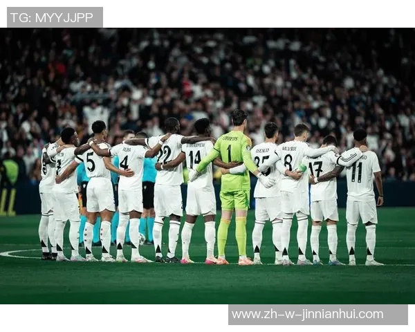 四大足球明星带你揭秘四只足球的真实价值与背后故事